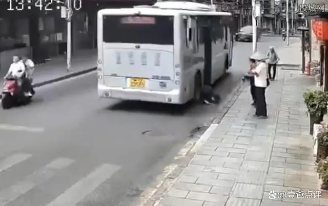 湖南凤凰老人乘公交下车时摔倒公交车从其腿上碾压